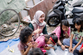 Belajar sambil bermain melalui metode fun-learning dan art, untuk membantu anak-anak menguasai pelajaran dasar dengan cara yang menyenangkan.
